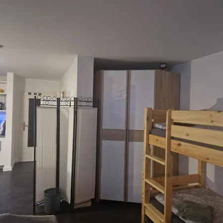 Apartment Souterrain-wohnung Mit Kostenlosem Stellplatz
