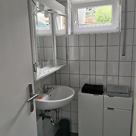 Souterrain-wohnung Mit Kostenlosem Stellplatz Apartment