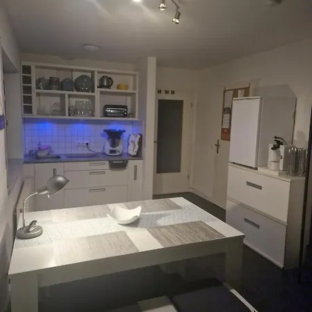 Apartment Souterrain-wohnung Mit Kostenlosem Stellplatz *