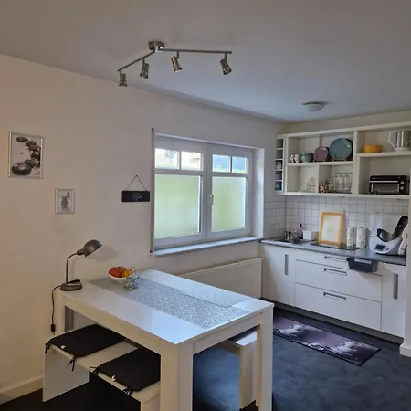 Apartment Souterrain-wohnung Mit Kostenlosem Stellplatz